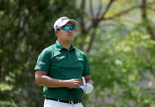 이상엽이 19일 춘천 라비에벨 골프앤리조트(파72·7254야드)에서 열린 2026 KPGA 투어 개막전 제21회 DB손해보험 프로미오픈(총상금 10억원) 최종 4라운드에서 3번 홀 티샷 공략 지점을 바라보고 있다. /사진=KPGA 제공