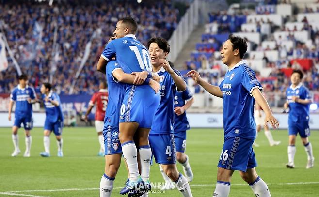 수원삼성 레전드 산토스가 19일 수원 월드컵경기장에서 열리는OGFC와 수원삼성의 레전드 매치에서 선제골을 성공시킨후 동료들과 기쁨을 만끽하고 있다. /사진=강영조 선임기자
