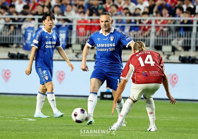 데니스가 19일 수원 월드컵경기장에서 열리는OGFC와 수원삼성의 레전드 매치에서 드리블을 하고 있다. /사진=강영조 선임기자