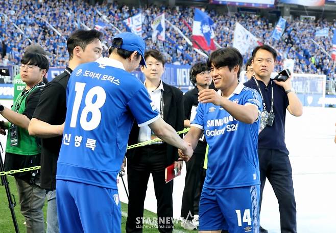수원삼성 레전드 코치로 나선 신영록이 19일 수원 월드컵경기장에서 열리는OGFC와 수원삼성의 레전드 매치에서 반데사르와 서정원 감독의 따뜻한 손길과 함께 하고 있다. /사진=강영조 선임기자