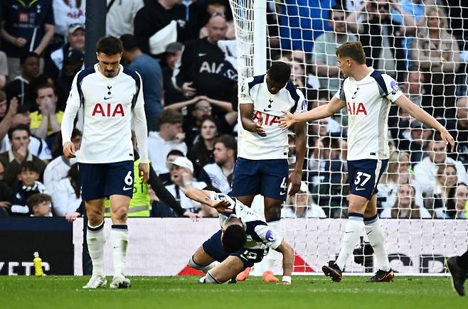 토트넘 홋스퍼는 19일(한국시간) 영국 런던 토트넘 홋스퍼 스타디움에서 열린 브라이턴 앤 호브 알비온과의 2025-2026 잉글리시 프리미어리그 33라운드 홈 경기에서 2-2 무승부를 거뒀다. 이날 사비 시몬스는 1골 1도움을 기록하며 좋은 활약을 펼쳤지만 토트넘이 후반 추가시간 극장 동점골을 허용했다. 이날 무승부로 토트넘은 프리미어리그 18위 자리에서 벗어나는데 실패해 2부리그 강등 가능성이 커졌는데, 시몬스가 경기 후 자신의 사회관계망서비스(SNS)에 브라이턴전에서 골 세리머니를 하는 사진을 게시해 팬들의 조롱을 받았다. 연합뉴스