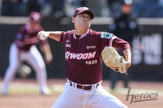 키움 히어로즈 베테랑 우완 하영민이 19일 수원 KT위즈파크에서 열린 2026 신한 SOL KBO리그 KT 위즈와의 팀 간 3차전에 선발등판, 7이닝 무실점 호투로 시즌 마수걸이 승리를 수확했다. 사진 키움 히어로즈