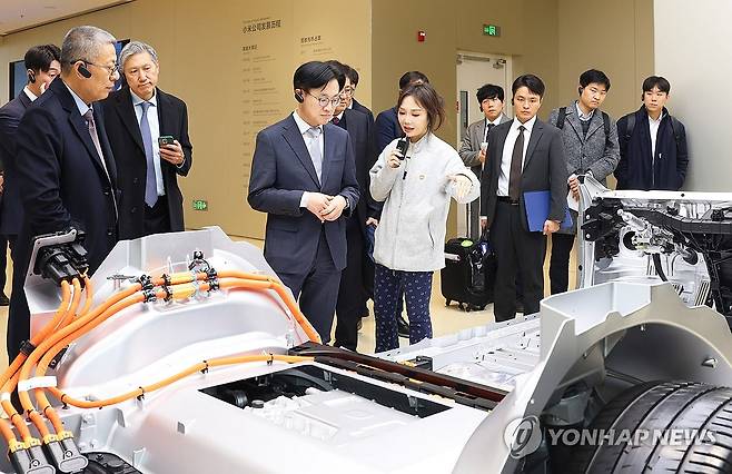 김정관 장관, 중국 샤오미 전기차 공장 방문 (서울=연합뉴스) 김정관 산업통상부 장관이 11일(현지시간) 중국 베이징 중국 샤오미 전기차 공장을 방문해 전기차 생산공정을 둘러보고 있다. 2025.12.12 [산업통상부 제공. 재판매 및 DB 금지] photo@yna.co.kr
