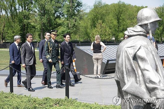 '방미' 국민의힘 장동혁 대표, 한국전쟁 기념비 참배 (서울=연합뉴스) 미국을 방문 중인 국민의힘 장동혁 대표가 14일(현지시간) 한국전쟁 기념비를 참배하기 위해 방문하고 있다. 2026.4.15 [국민의힘 제공. 재판매 및 DB 금지] photo@yna.co.kr