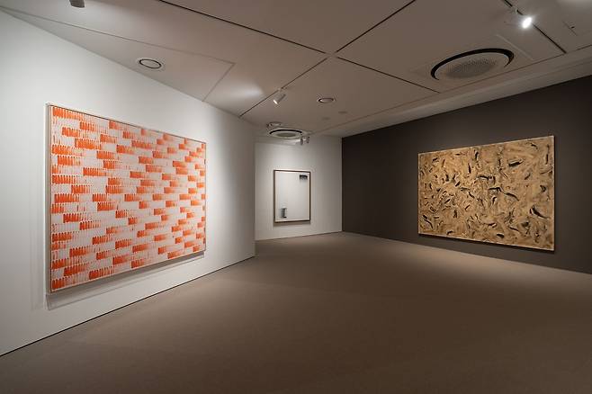 '한국현대회화 하이라이트: 모더니즘과 도전' 전시 전경 글로벌세아 아트스페이스에서 열리는 '한국현대회화 하이라이트: 모더니즘과 도전'에 전시된 (왼쪽부터) 이우환의 1982년 작 선으로부터, 2012년 작 다이얼로그, 1986년 작 '바람으로부터'.
[글로벌세아 아트스페이스 제공. 재판매 및 DB 금지]