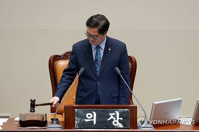 차수 변경해 본회의 개의 (서울=연합뉴스) 신현우 기자 = 우원식 국회의장이 18일 국회에서 열린 4월 임시국회 제6차 본회의 개의를 선언하고 있다. 2026.4.18 nowwego@yna.co.kr