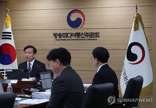 첫 전체회의하는 방미통위 (과천=연합뉴스) 이지은 기자 = 김종철 방미통위원장이 10일 정부과천청사에서 열린 방송미디어통신위원회 첫 전체회의에서 발언하고 있다. 2026.4.10 jieunlee@yna.co.kr