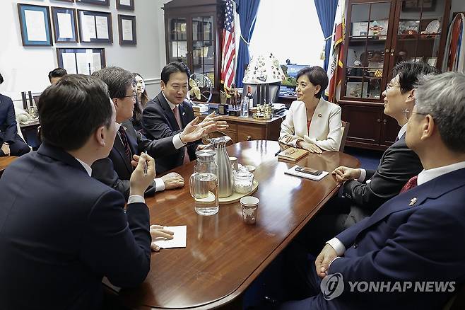 '동아태 소위원장' 영 김 하원의원 만난 국민의힘 장동혁 대표 (서울=연합뉴스) 미국을 방문 중인 국민의힘 장동혁 대표가 14일(현지시간) 워싱턴DC 동아태 소위원장인 한국계 영 김 하원의원 집무실에서 김 하원의원과 면담하고 있다. 2026.4.16 [국민의힘 제공. 재판매 및 DB 금지] photo@yna.co.kr