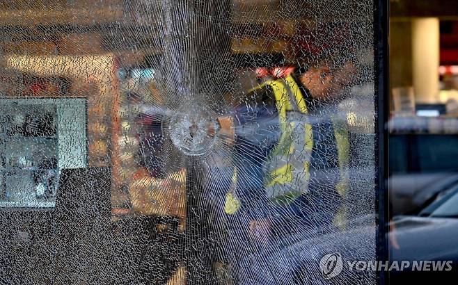 총격에 총탄 구멍이 뚫린 키이우의 슈퍼마켓 유리창 [AFP=연합뉴스. 재판매 및 DB 금지]