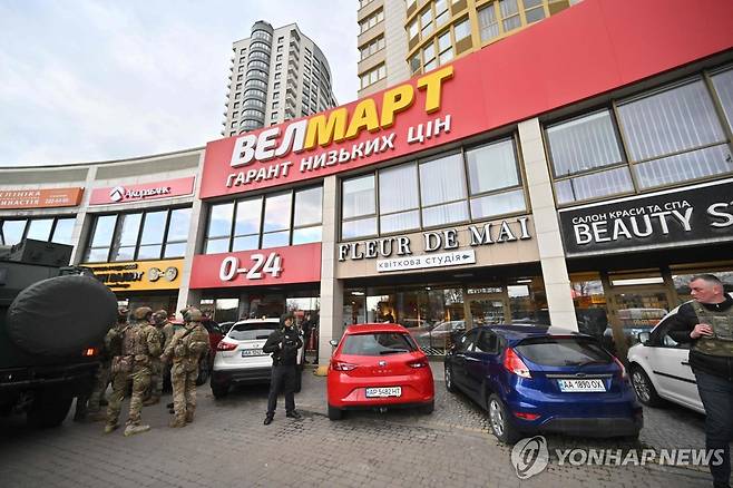 키이우 총기 난사 현장의 경찰관들 [AFP=연합뉴스. 재판매 및 DB 금지]