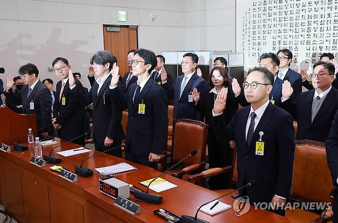 대장동 등 사건 청문회서 증인 선서하는 이원석 전 검찰총장 (서울=연합뉴스) 신현우 기자 = 16일 국회 윤석열 정권 정치검찰 조작기소 의혹 사건 진상규명 국정조사특별위원회 제8차 전체회의에서 열린 대장동·김용 전 민주연구원 부원장·위례신도시 조작기소 의혹 사건 청문회에서 이원석 전 검찰총장 등 증인들이 선서하고 있다. 2026.4.16 nowwego@yna.co.kr