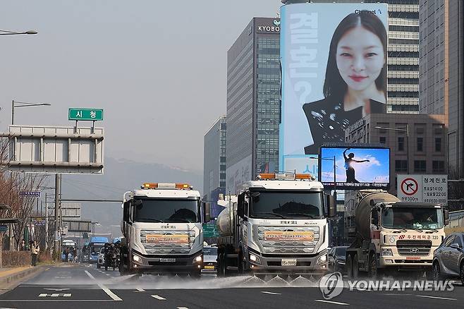 초미세먼지 날릴 도로 물청소 (서울=연합뉴스) 임화영 기자 = 17일 서울시청과 광화문광장 일대에서 초미세먼지 저감을 위한 봄맞이 도로 물청소가 진행되고 있다. 2026.3.17 hwayoung7@yna.co.kr