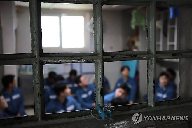 법무부, 안양교도소서 제2차 교정시설 현장 진단 실시 (서울=연합뉴스) 법무부는 지난 15일 경기 안양시 동안구 안양교도소에서 제2차 교정시설 현장 진단을 실시했다. 이번 현장 진단은 안양교도소의 노후 시설과 열악한 수용 환경을 점검하고 과밀수용 해소 및 시설 개선 방안을 모색하기 위해 법무부 장관과 법조기자단이 직접 수용생활을 수행하는 프로그램으로 진행됐다. 사진은 이날 실시된 교정시설 현장 진단에서 수용복을 착용한 법조기자단이 수용자의 하루 일과를 직접 체험하는 모습. 2026.4.19 [법무부 제공. 재판매 및 DB금지] photo@yna.co.kr