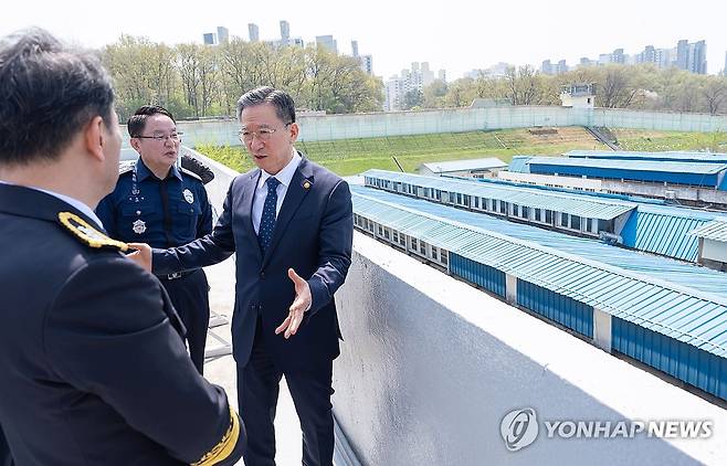 교정시설 현장 진단 나선 정성호 법무장관 (서울=연합뉴스) 법무부는 지난 15일 경기 안양시 동안구 안양교도소에서 제2차 교정시설 현장 진단을 실시했다. 이번 현장 진단은 안양교도소의 노후 시설과 열악한 수용 환경을 점검하고 과밀수용 해소 및 시설 개선 방안을 모색하기 위해 법무부 장관과 법조기자단이 직접 수용생활을 수행하는 프로그램으로 진행됐다. 
    정성호 법무부 장관이 지난 15일 안양교도소에서 시설을 점검하고 있다. 2026.4.19 [법무부 제공. 재판매 및 DB금지] photo@yna.co.kr