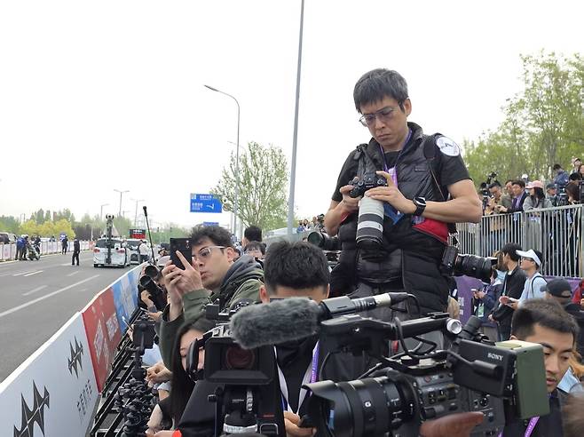 로봇 마라톤 현장의 취재진     (베이징=연합뉴스) 김현정 특파원 = 19일 중국 베이징시 이좡에서 개최된 '제2회 휴머노이드 로봇 하프마라톤 대회' 현장에서 각국 취재진이 현장을 촬영하고 있다. 2026.4.19 hjkim07@yna.co.kr