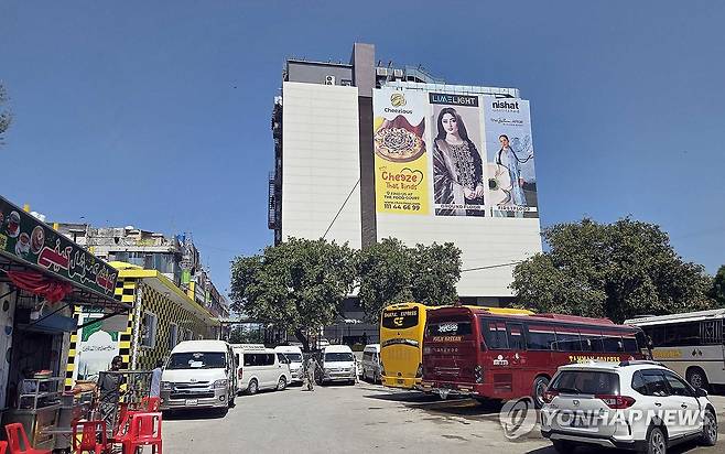 한산한 이슬라마바드 시외버스 터미널 (이슬라마바드=연합뉴스) 손현규 특파원 = 미국과 이란이 2차 종전 협상을 앞둔 가운데 19일(현지시간) 중재국인 파키스탄 수도 이슬라마바드에 있는 시외버스 터미널이 평소 주말과 달리 승객이 많지 않아 한산한 모습이다. 2026.4.19 son@yna.co.kr