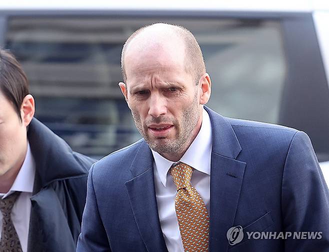 로저스 쿠팡 한국 임시대표 경찰 출석 (서울=연합뉴스) 박동주 기자 = 해롤드 로저스 쿠팡 한국 임시대표가 6일 국회 '쿠팡 사태 연석 청문회'에서 허위 증언을 한 혐의(국회증언감정법상 위증) 관련 조사를 받기 위해 서울 마포구 서울경찰청 반부패수사대에 출석하고 있다. 2026.2.6 pdj6635@yna.co.kr