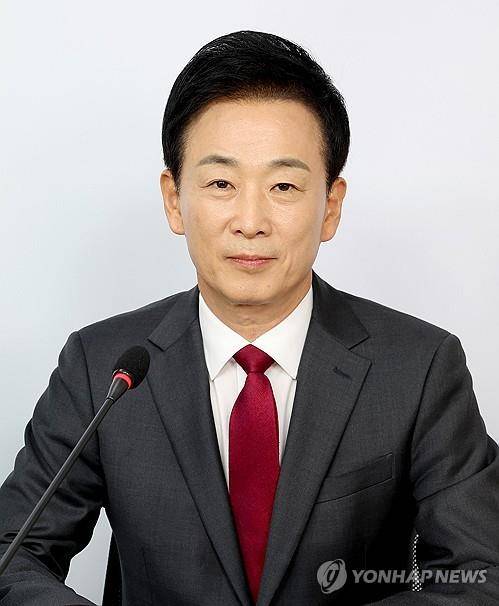 국민의힘 대구시장 경선 토론회     (대구=연합뉴스) 김현태 기자 = 19일 대구 중구 매일신문사 스튜디오에서 열린 '제9회 전국동시지방선거 국민의힘 대구광역시장 경선 비전토론회'에서 유영하 후보가 토론회 시작에 앞서 기념 촬영을 하고 있다. 2026.4.19
    mtkht@yna.co.kr