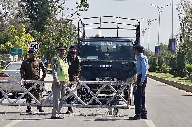 미·이란 협상장 '세레나 호텔'로 가는 도로 막은 경찰관들 (이슬라마바드=연합뉴스) 손현규 특파원 = 미국과 이란이 2차 종전 협상을 앞둔 가운데 19일(현지시간) 회담 장소로 유력한 파키스탄 이슬라마바드 세레나 호텔로 진입하는 도로에서 현지 경찰관들이 검문검색을 하고 있다. 2026.4.19