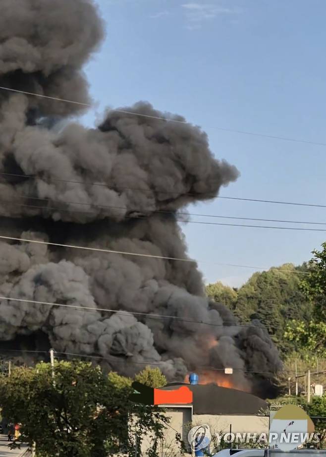 논산서 공업사 화재로 치솟은 검은 연기 (논산=연합뉴스) 19일 오후 5시 42분 충남 논산시 연산면 인근 공업사 화재로 검은 연기가 치솟고 있다. 논산시는 안전문자를 통해 인근 주민은 창문을 닫아주시고, 발생 지역을 우회하는 등 안전에 유의해달라고 안내했다.2026.4.19 [독자 제공. 재판매 및 DB 금지] kjunho@yna.co.kr