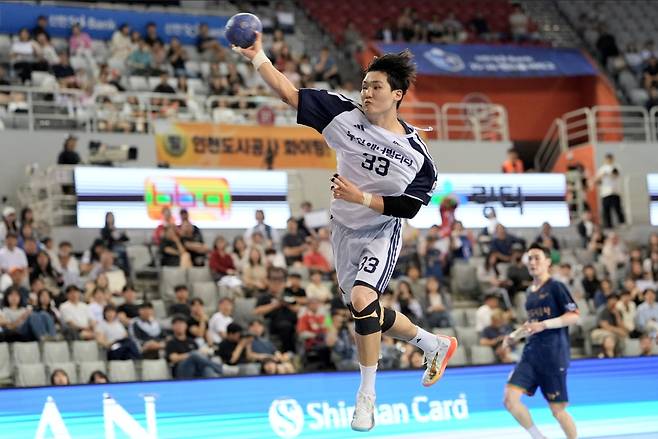 19일 인천도시공사와 경기에서 슛을 던지는 두산 김태웅 [한국핸드볼연맹 제공. 재판매 및 DB 금지]