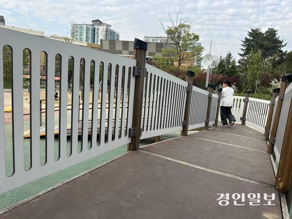 광명시 소하동 무장애통합놀이터(꽃향기 어린이공원) 놀이기구에는 아동들이 바닥으로 떨어지지 않도록 울타리가 높고 촘촘하게 설치돼 있다. 2026.4.17 /목은수기자wood@kyeongin.com