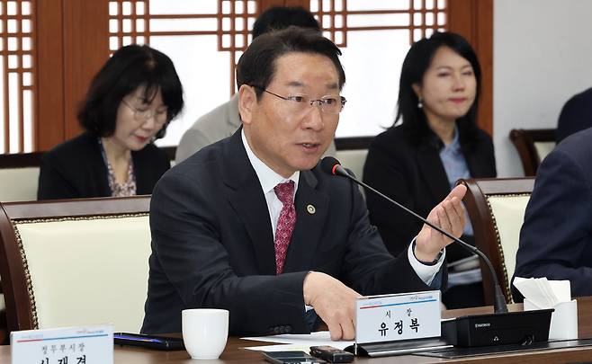 ▲ 20일 인천시청 장미홀에서 열린 '인천형 민생 지원 추경 군수‧구청장 정책 회의'에 참석한 유정복 인천시장이 인사말을 하고 있다. /이재민 기자 leejm@incheonilbo.com