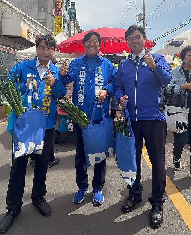 ▲민주당 파주시장 경선에서 손배찬 후보가 김경일 현 시장을 물리치고 후보로 확정되자, 지역정가에서는 파주 권력 구도 재편의 신호탄이라는 분석이 잇따르고 있다. 지난 18일 파주 금촌5일장에서 조성환, 손배찬, 이용욱 후보 등이 원팀을 구성해 선거 운동을 하고 있다. /사진=손배찬 후보 페이스북 캡처