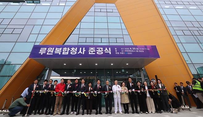 ▲ 20일 인천 서구 가정동 루원시티에서 루원복합청사 준공식이 열린 가운데 유정복 인천시장 등 참석자들이 기념사진을 촬영하고 있다. /이재민 기자 leejm@incheonilbo.com