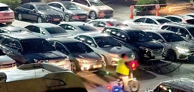 ▲ 인천 미추홀구 수봉공원 스카이워크 나들이를 즐기려는 시민들의 차량이 문화회관 주차장에 주차돼있다./강현서 수습기자 tounou@incheonilbo.com