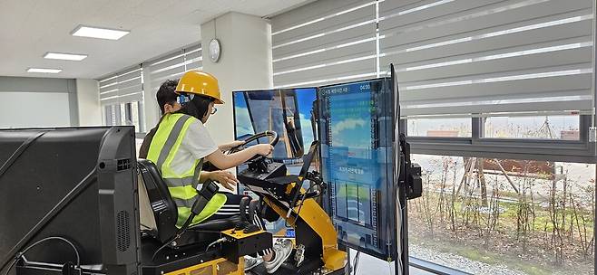 ▲&nbsp;학생들이 일배움 프로그램을 통해 모션 시뮬레이터 활동을 하고 있다. /사진제공=화성오산교육지원청