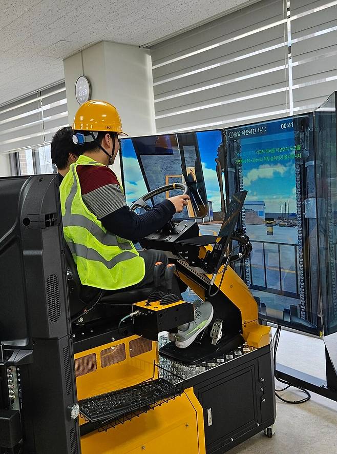 ▲&nbsp;학생들이 일배움 프로그램을 통해 모션 시뮬레이터 활동을 하고 있다. /사진제공=화성오산교육지원청