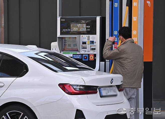 정부가 추경을 통해 소득 기준 하위 70%에게 신용카드, 체크카드, 지역상품권 등으로 수령 가능한 고유가 피해 지원금 지급하기로 했지만 지역상품권으로 받을 경우 사용 가능한 주유소가 제한돼 시민 불편의 우려가 커지는 가운데 13일 오전 수원시 한 주유소에서 시민이 신용카드로 주유를 하고 있다. 김경민기자
