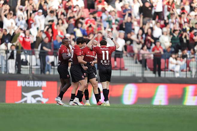 프로축구 K리그1 부천FC1995가 21일 서울월드컵경기장에서 열리는 하나은행 K리그1 2026 9라운드에서 FC서울과 리그 첫 맞대결을 펼친다. 사진은 지난 18일 부천종합운동장에서 열린 인천 유나이티드와 경기에서 득점에 성공한 뒤 기뻐하는 부천 선수들 모습.