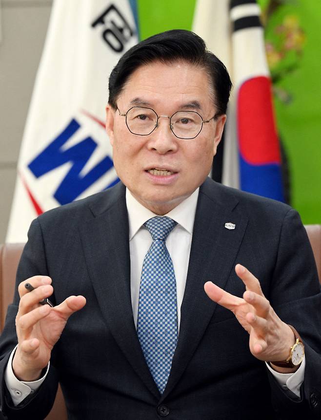 한국기계연구원 창립 50주년을 맞아 진행한 인터뷰에서 류석현 원장이 지난 50년의 성과와 미래 50년 비전을 설명하고 있다. 류 원장은 기계연의 지난 시간을 '불가능을 가능으로 바꾼 시간'이라 말하며 미래 지능형 기계문명 시대의 역할을 강조했다. (사진=이성희 기자)
