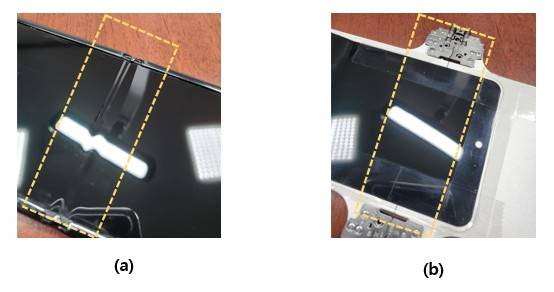 일직선 형태 LED 전등을 비춘 디스플레이 면. (a) 상용 폴더블 스마트폰 디스플레이 접힘 부위, (b) 본 발명이 적용된 시제품의 디스플레이 접힘 부위. 사진=KASIT 제공