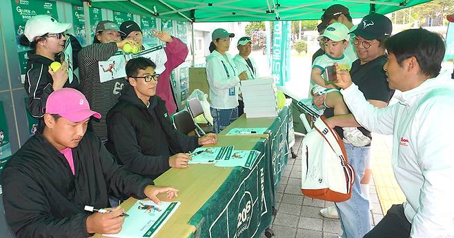 ‘한국 테니스 간판 스타’ 정현과 박의성이 2026 광주오픈국제남자챌린저 투어 테니스대회 첫 날인 지난 19일 광주시 진월국제테니스장에서 팬 사인회를 하고 있다. <광주시테니스협회 제공>
