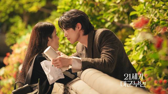 아원고택 담을 둔 두 주인공의 키스신 장면. MBC 현장사진 캐처.