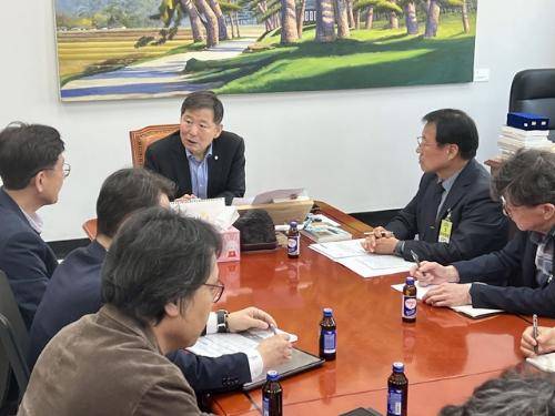 ◇국민의힘 이철규(동해-태백-삼척-정선) 국회의원이 20일 국회 본관에서 국가철도공단, 한국철도공사, 동해시 등 관계기관을 소집해 안전 문제로 통행이 일시 제한된 동해시 하평건널목 문제 해결을 위한 대책회의를 열었다.