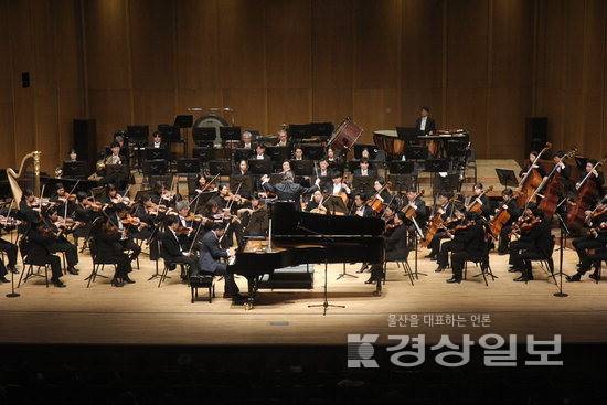 ▲ 지난 17일 오후 울산문화예술회관 대공연장에서 열린 교향악축제 참가 시민 특별음악회 '용기와 승리의 여정' 공연 모습. 울산문화예술회관 제공