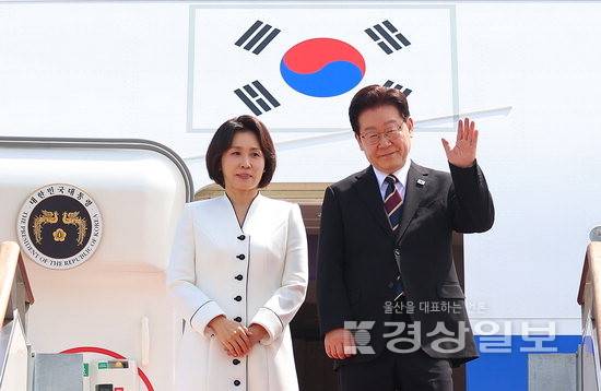 ▲ 인도·베트남을 국빈 방문하는 이재명 대통령과 김혜경 여사가 19일 성남 서울공항 공군 1호기에서 환송객에게 인사하고 있다. 연합뉴스