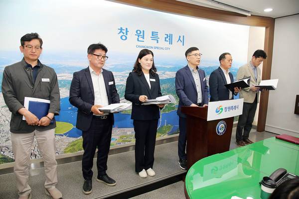 이재광 창원시 도시정책국장(오른쪽에서 세번째)이 20일 창원시청 프레스센터에서 도시정책국 정례 브리핑을 하고 있다. /창원시