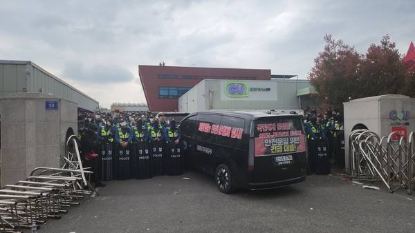 진주시 정촌면 CU 진주물류센터에서 20일 발생한 전국화물연대 조합원 사고 이후 노조와 경찰 간 대치가 격화하고 있다. /허귀용 기자