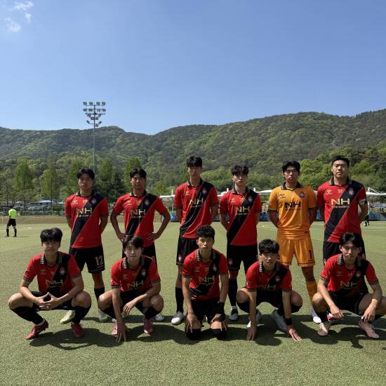 경남도민체전에서 시부 2연패를 달성한 진주고 선수들이 기념촬영을 하고 있다. 사진=경남FC