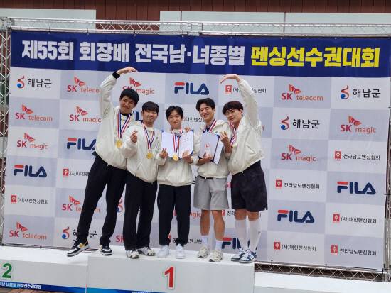 남자 에페 단체전에서 금메달을 차지한 경남체육회 선수들이 시상식 후 기념촬영을 하고 있다. 왼쪽부터 홍낙현, 정세윤, 곽영태, 박종우, 안태영. 사진=경남펜싱협회