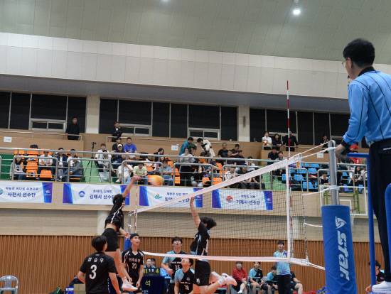 진주 동명고가 시부 고등부 배구 결승에서 공격을 하고 있다.