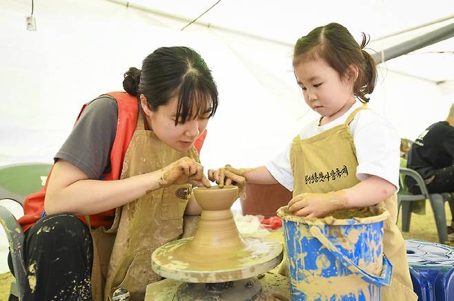 5월 1일부터 10일까지는 문경의 대표 축제인 ‘문경찻사발축제’가 문경새재 오픈세트장 일원에서 펼쳐진다. /문경시 제공