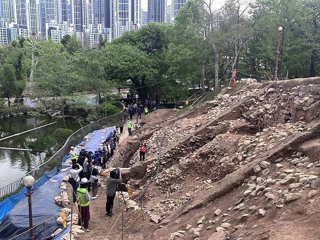 20일 오후 대구 중구 달성공원 ‘달성토성’ 남측 성벽의 정밀발굴 현장 공개설명회 모습