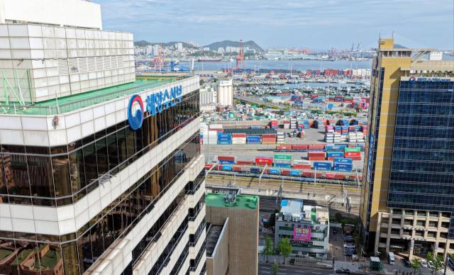 해양수산부 ‘부산 시대’가 시작됐지만 해수부와 부산 소재 해수부 소속 기관의 조달청 공공구매(공사, 용역, 물품) 가운데 지역업체 계약 비율 20.1%에 그친 것으로 나타났다. 부산 동구 해양수산부 청사. 정종회 기자 jjh@