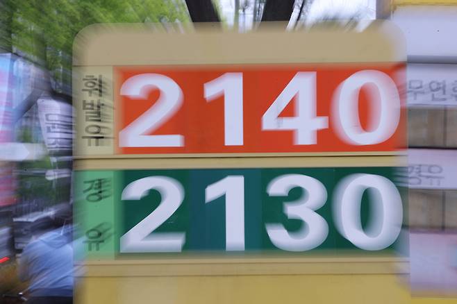 ▲ 중동 사태로 인한 국제 유가 불안 속에 20일 대구 서구 한 주유소의 휘발유 가격이 2100원대를 돌파했다. 한국석유공사 유가정보사이트 오피넷에 따르면 이날 기준 전국 평균 휘발윳값은 전날보다 0.90원 오른 ℓ당 2002.83원을 기록했다. 권남인 기자 kni@kyongbuk.com